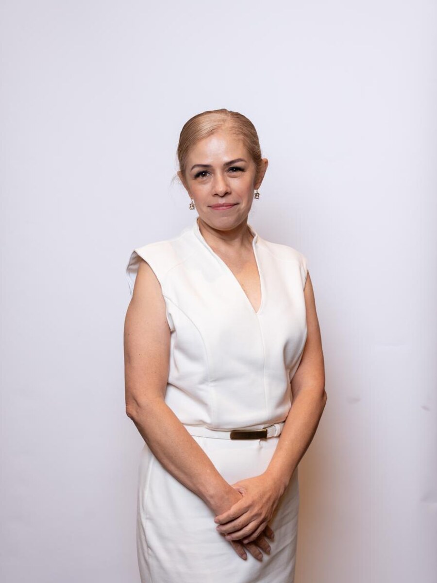 Retrato de la Dra. Marisela Ortega de Le&oacute;n en su consultorio